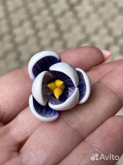 Брошь крокус