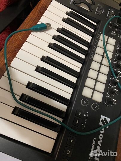 Миди-клавиатура novation launchkey 25
