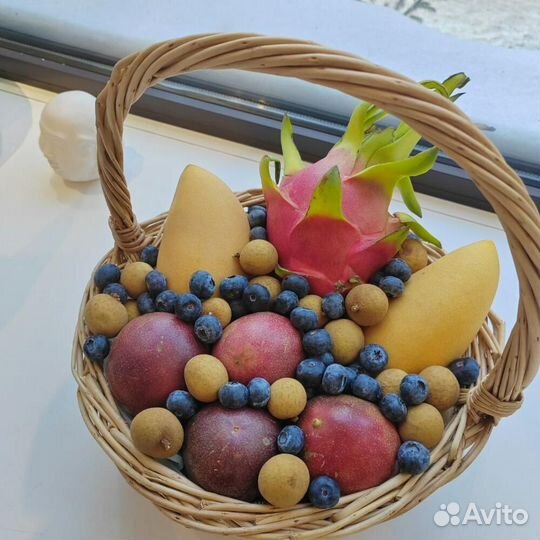 Подарочная корзина с фруктами и ягодами