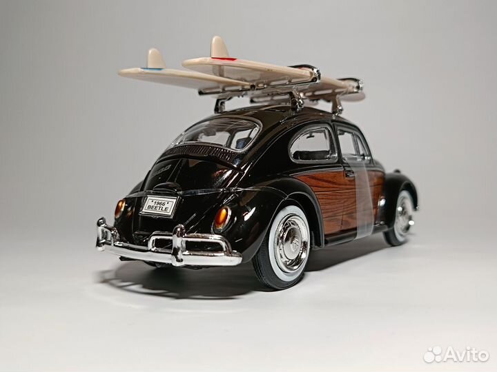 Volkswagen Beetle with Surfboard 1:24 Motormax