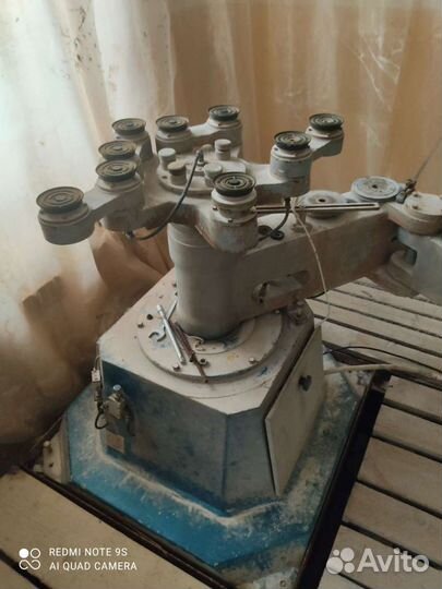 Станок для криволинейной обработки кромки стекла