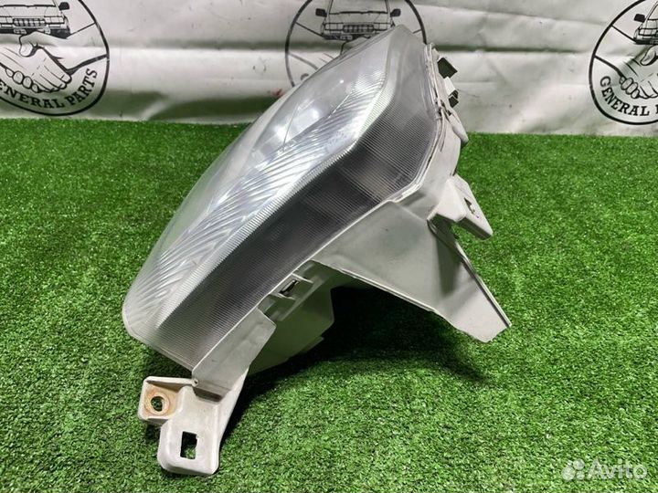 Фара галогеновая передняя правая Toyota Land