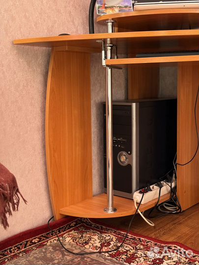 Угловой компьютерный стол со стеллажом