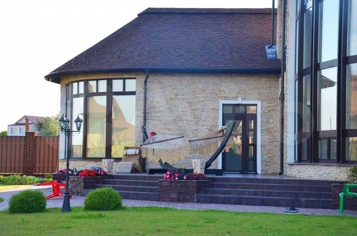 Коттедж 1100 м² на участке 24 сот.