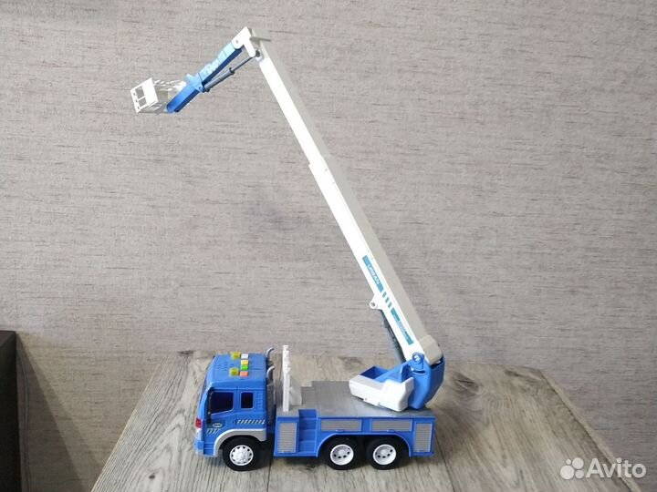 Подъемный кран игрушка