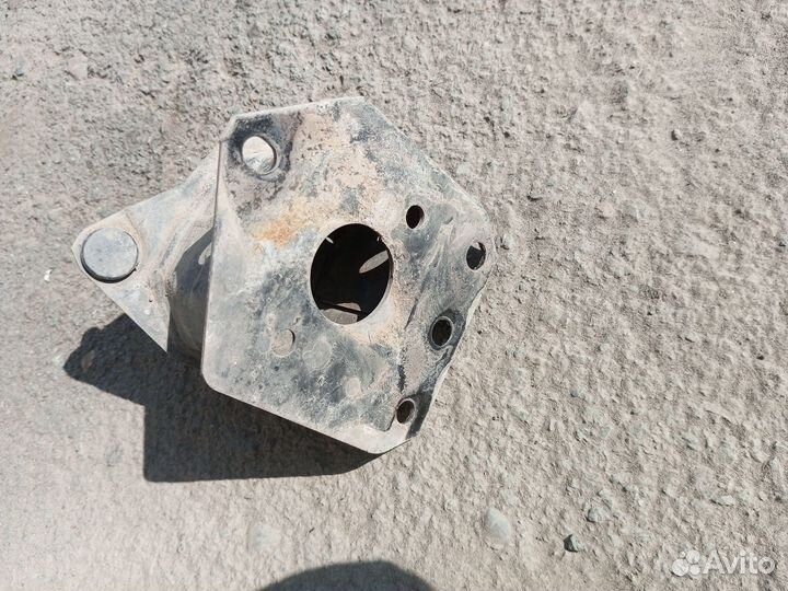 Кронштейн усилителя бампера передний левый LC 200