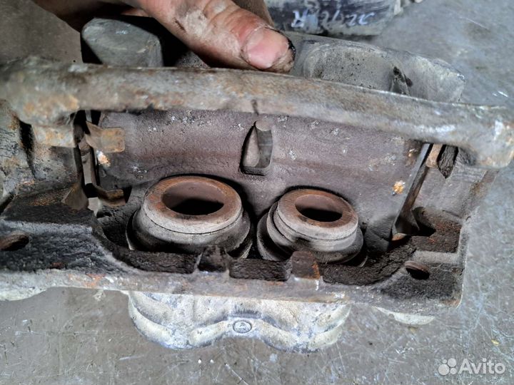 Суппорт передний на Jaguar s-type