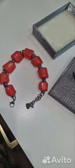 Браслет из коралла