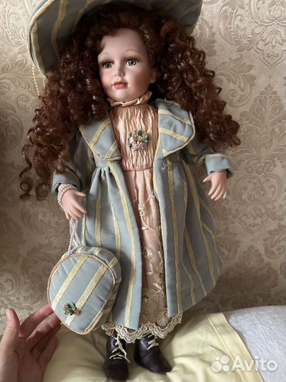 Кукла фарфоровая