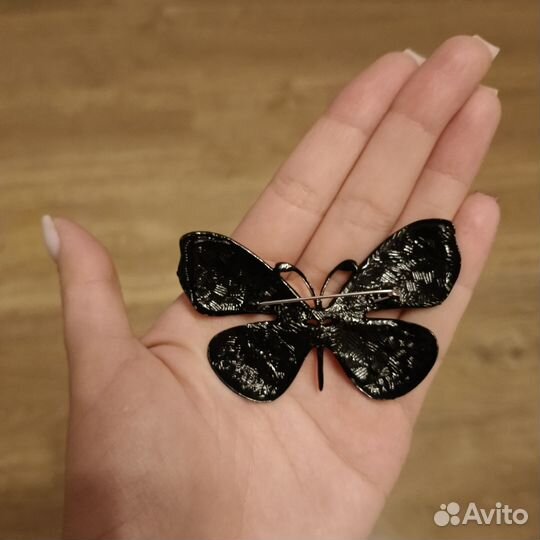 Брошь с эмалью