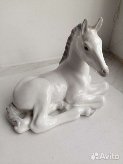Фарфоровая статуэтка лфз лошадь