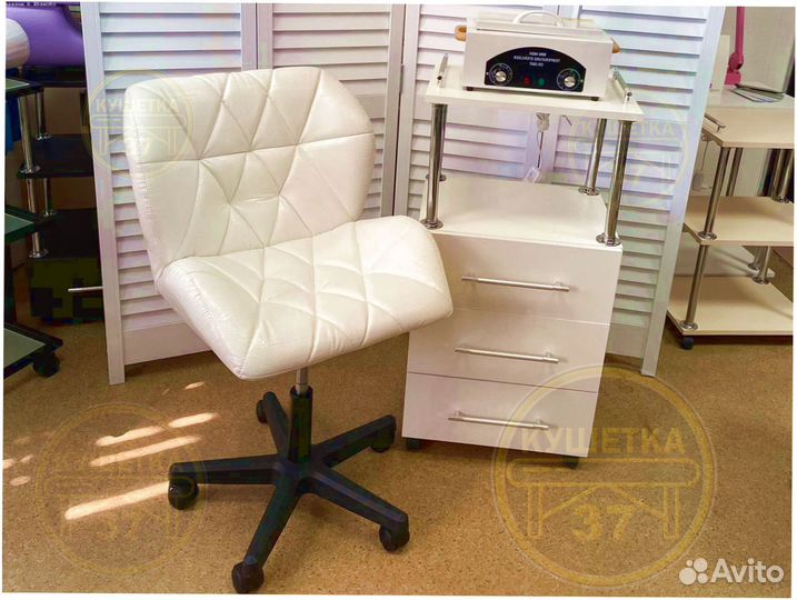 Стул мастера на колесиках