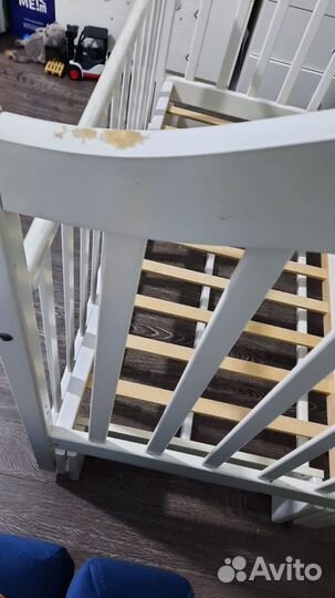 Детская кроватка с маятником