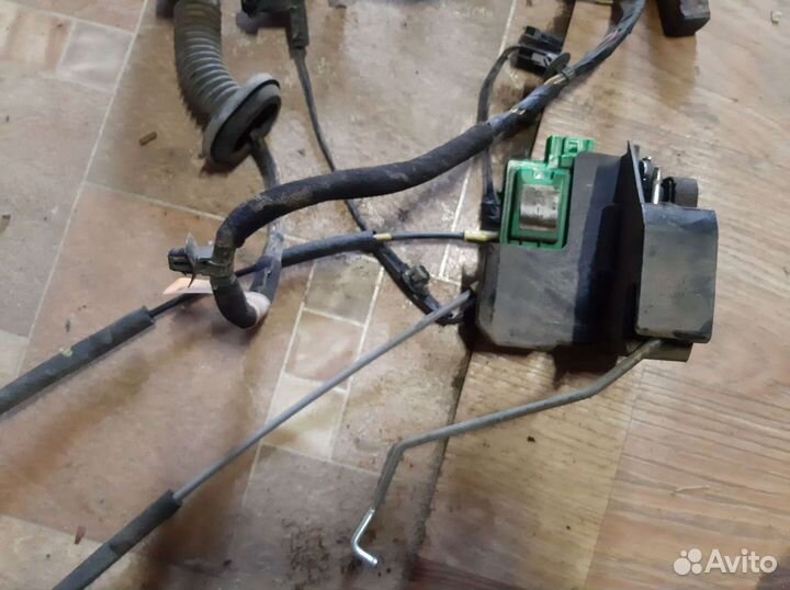 Внутренний механизм двери Kia Rio 3