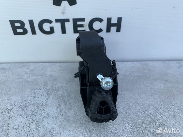 Кронштейн радиатора Mercedes A2535010520