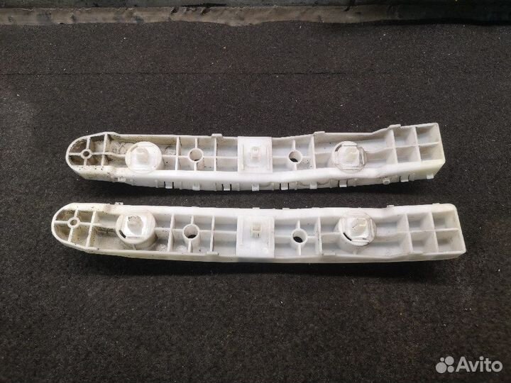 Кронштейн заднего бампера левый Ниссан Жук