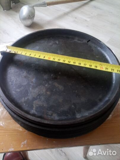 Чугунная сковорода с деревянной подставкой