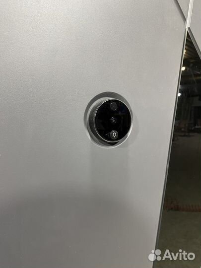 Дверь с видеоглазком и электронным замком