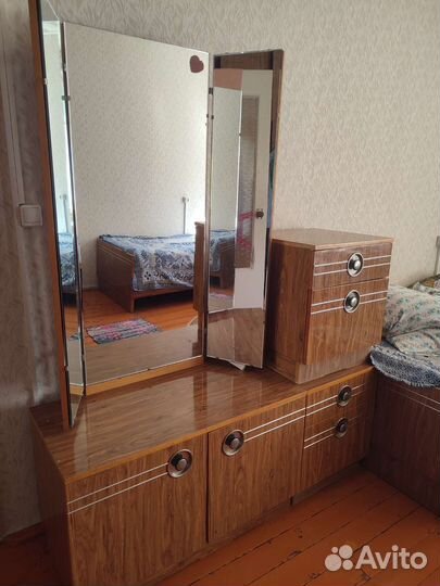 Трюмо и две кровати