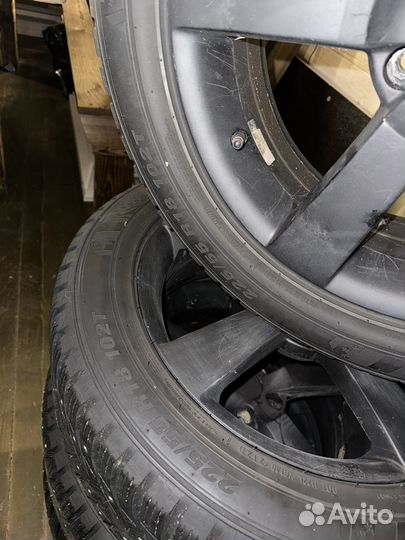 Комплект зимних колес 225/55/18 Kumho