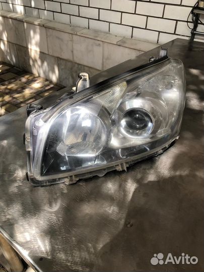 Фара Toyota RAV4 2011 2.4