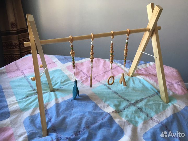 Стойка монтессори с игрушками