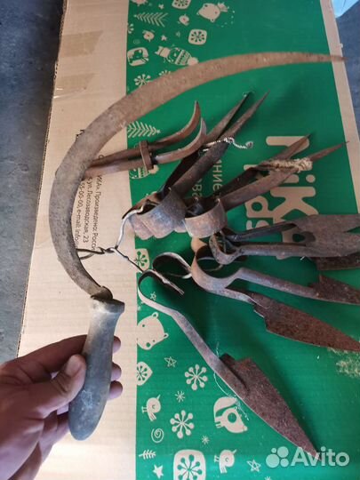 Ножницы для стрижки овец и серп