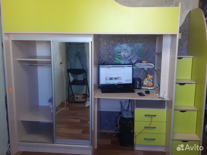 Детская кровать чердак со столом и шкафом бу