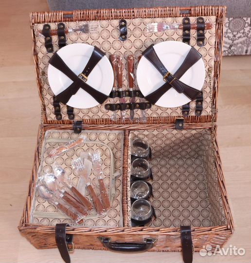 Набор для пикника в чемодане