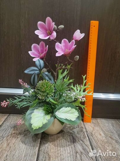 Интерьерный цветок в горшке