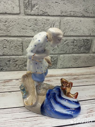 Фарфоровая статуэтка старик и золотая рыбка.гжель