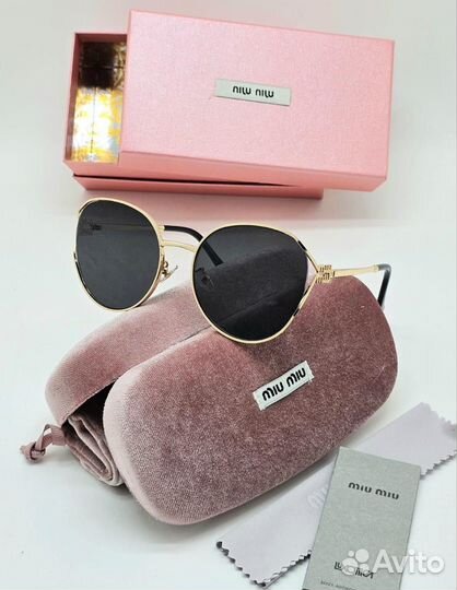 Солнцезащитные очки Miu Miu