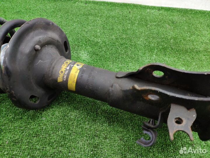 Стойка подвески передняя правая Honda Civic 4D