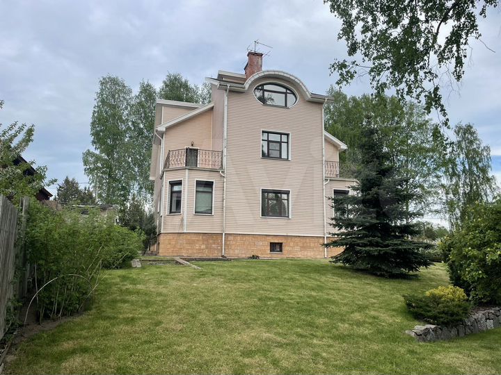 Дом 349,6 м² на участке 12,6 сот.