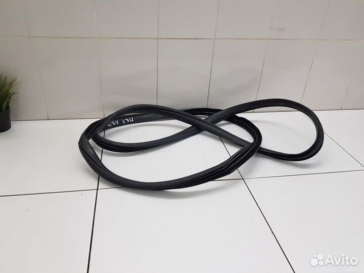 Уплотнитель проема передней левой двери