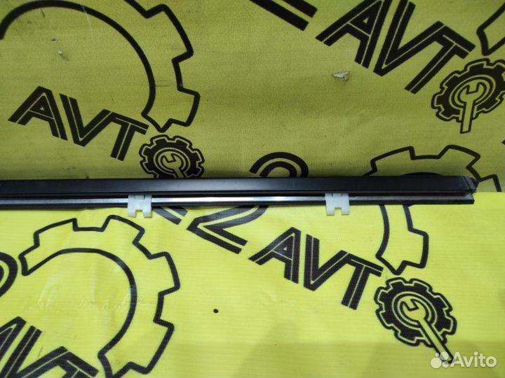 Молдинг стекла (на дверь) передний правый Nissan