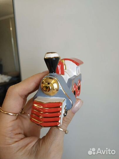 Паровоз фарфор статуэтка