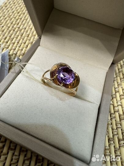 Золотое кольцо с аметистом