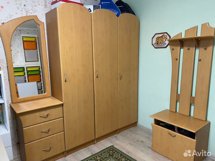 Прихожая со шкафом и зеркалом