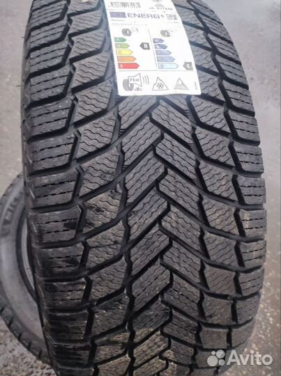 Michelin X-Ice Snow 245/40 R19 и 275/35 R19 100H