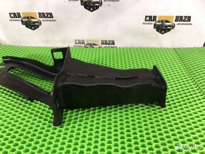 Кронштейн усилителя переднего бампера правый R