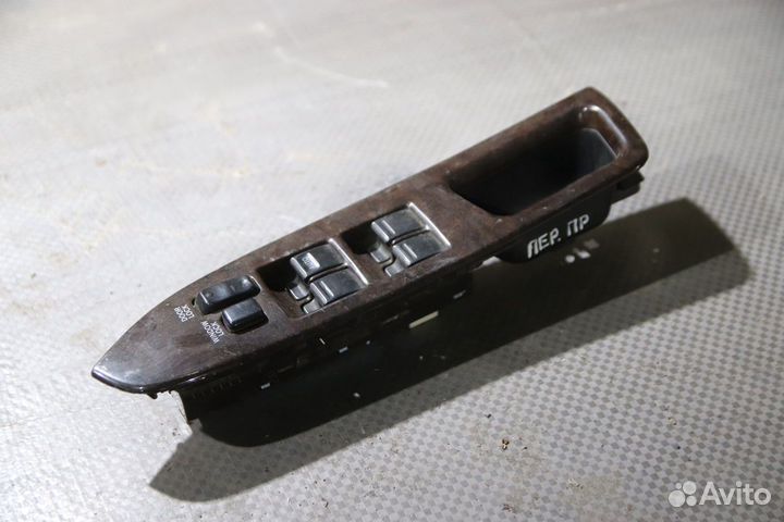 Кнопки стеклоподьемника на Тойота Креста Х90