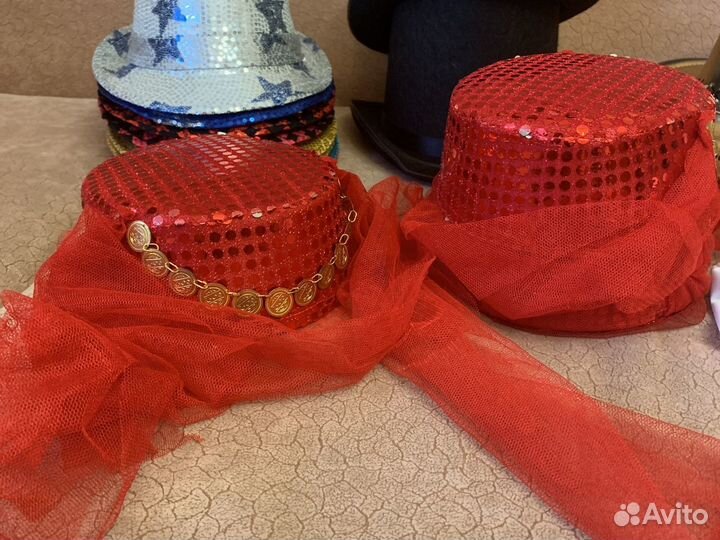 Шляпки, Веер из перьев, боа, перчатки бальные