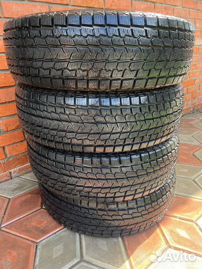 Yokohama Ice Guard G075 215/70 R16