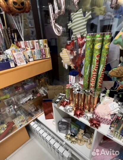 Продавец в магазин с товарами для праздника