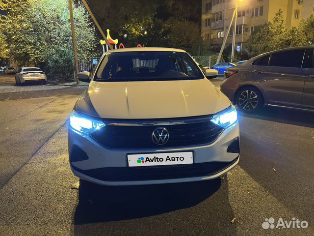 Ересек әйел оны жас жігітке береді