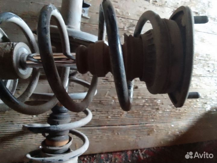 Продам передние амортизаторы