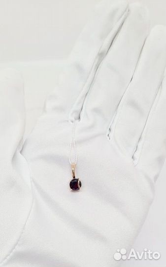 Золотая подвеска с камнем