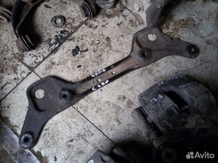 Крепление рулевой рейки Mercedes Benz C200 W204