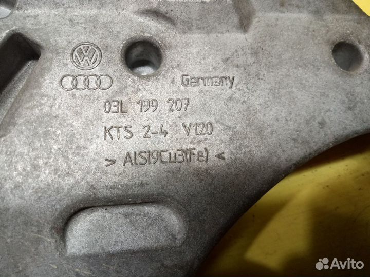 Кронштейн двигателя правый VW Passat B6 Q3 A3